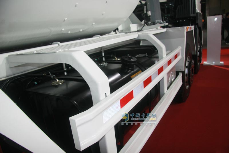 廣汽日野700系列8×4底盤(pán)車(chē)外形圖
