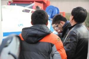 觀眾仔細(xì)參觀--中國重汽2012年商務(wù)年會