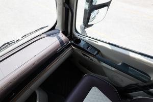 東風(fēng)柳汽乘龍 H5V 460馬力 6x4 輕量化牽引車(chē)