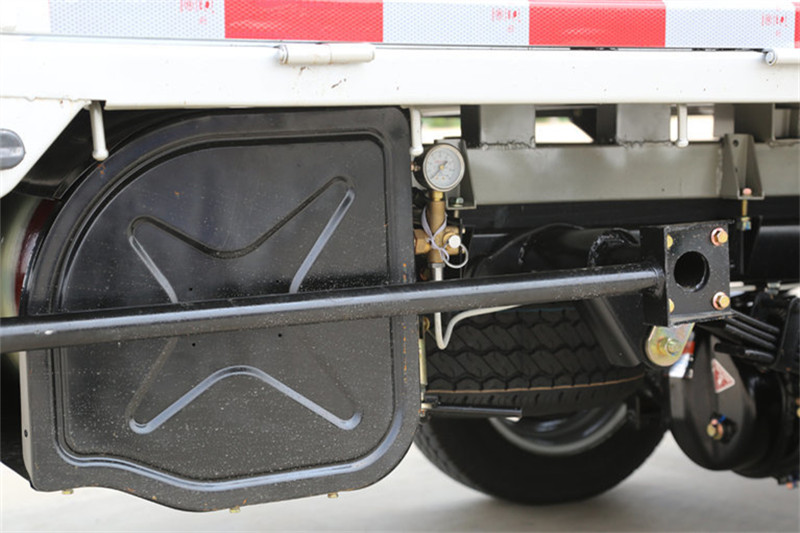 奧馳 M1系列 1.24L 75馬力 汽油/CNG 2.7米 4X2 國五雙排欄板微卡(FD1027R13Q5-S1)
