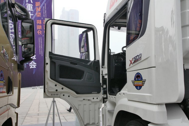 陜汽重卡 德龍X3000 輕量化版 500馬力 6X2 國(guó)五牽引車(chē)(后隨動(dòng))(SX42584Y323)