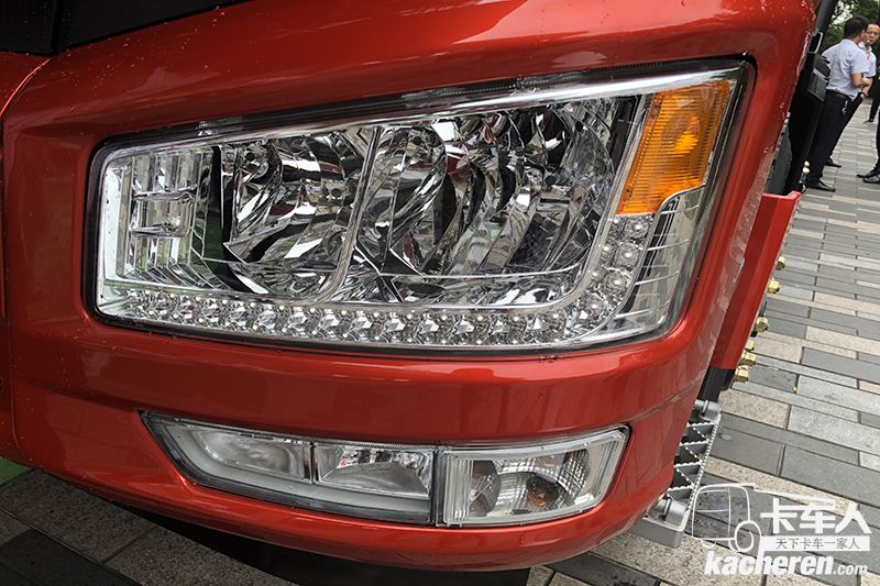 解放 新J6 500馬力 8×4自卸車(chē)