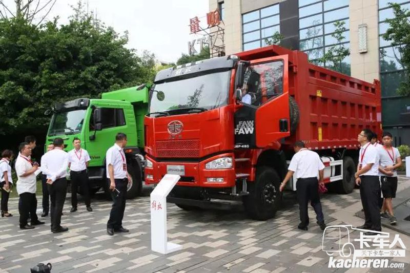 解放 新J6 500馬力 8×4自卸車(chē)
