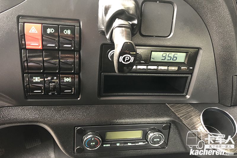 解放 新J6 500馬力 8×4自卸車(chē)