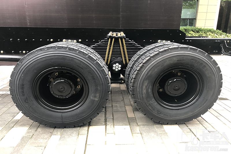 解放 新J6 500馬力 8×4自卸車(chē)
