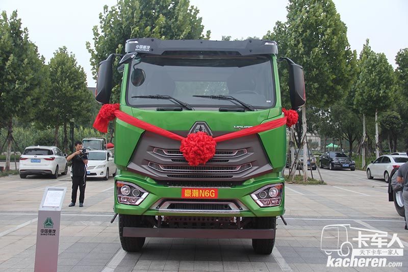 中國(guó)重汽 豪瀚N6G重卡 380馬力 8X4自卸車底盤(pán)