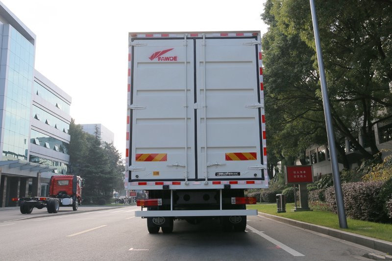 一汽解放 J6M重卡 280馬力 4X2 9.4米 國(guó)五廂式載貨車(chē)(CA5160XXYP63K1L9E5)