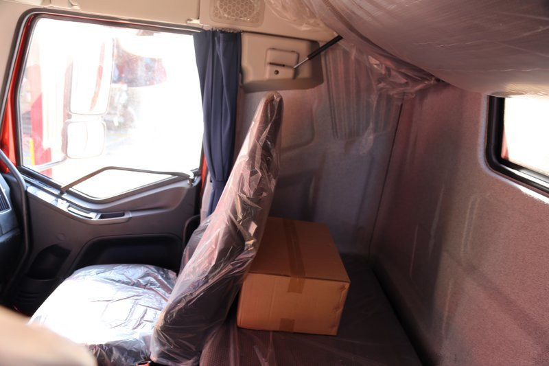 一汽解放 J6M重卡 280馬力 6X2 9.5米 京五廂式載貨車(chē)(CA5250XXYP63K1L6T3E5)