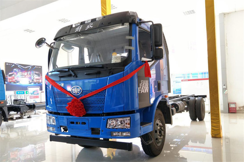 一汽解放 J6L中卡 180馬力 4X2 6.8米 國(guó)五廂式載貨車(chē)底盤(pán)(CA5160XXYP62K1L4E5)