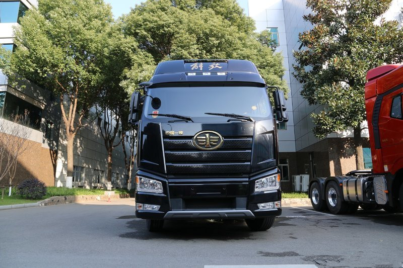 一汽解放 新J6P重卡 460馬力 4X2 國(guó)五自動(dòng)擋牽引車(chē)(AMT手自一體)(CA4180P66K24E5)