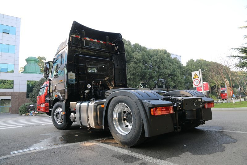 一汽解放 新J6P重卡 460馬力 4X2 國(guó)五自動(dòng)擋牽引車(chē)(AMT手自一體)(CA4180P66K24E5)