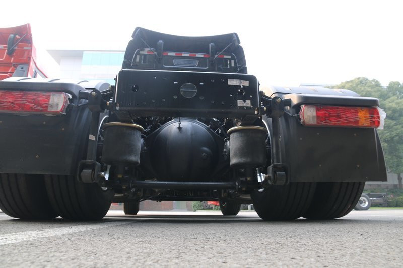 一汽解放 新J6P重卡 460馬力 4X2 國(guó)五自動(dòng)擋牽引車(chē)(AMT手自一體)(CA4180P66K24E5)