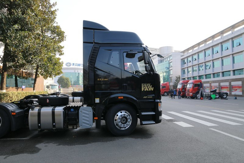 一汽解放 新J6P重卡 460馬力 4X2 國(guó)五自動(dòng)擋牽引車(chē)(AMT手自一體)(CA4180P66K24E5)