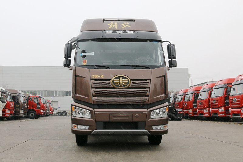 一汽解放 新J6P重卡 領(lǐng)航版 四季款 550馬力 6X4 國(guó)五牽引車(CA4250P66K25T1A1E5)
