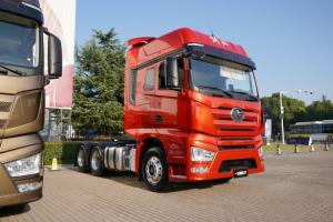 一汽解放 J7重卡 豪華型 550馬力 6X4 國五AMT自動(dòng)擋牽引車(火焰紅)(CA4250P77K25T1E5)