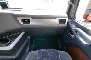 一汽解放 J7重卡 豪華型 550馬力 6X4 國五AMT自動(dòng)擋牽引車(火焰紅)(CA4250P77K25T1E5)
