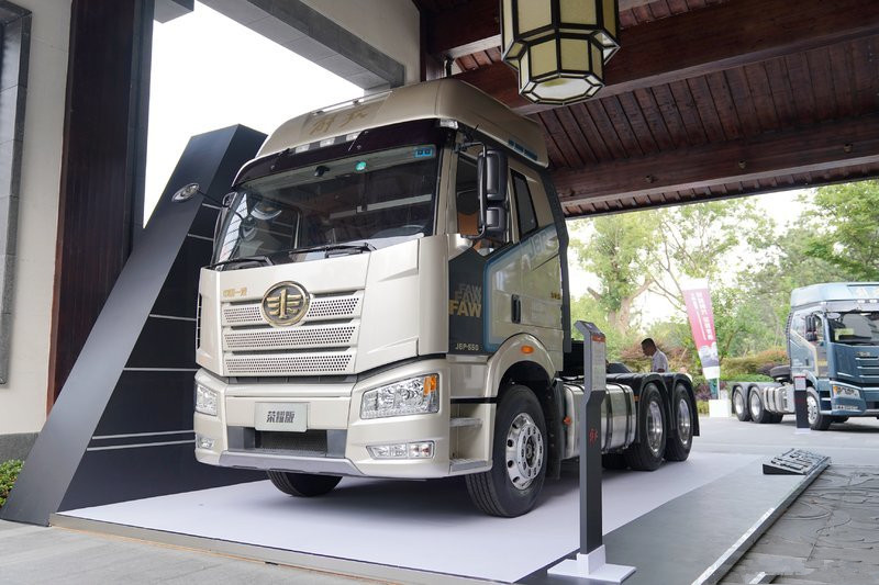 一汽解放 新J6P重卡 領航標載版 四季款 550馬力 6X4 國五牽引車(CA4250P66K25T1A2E5)