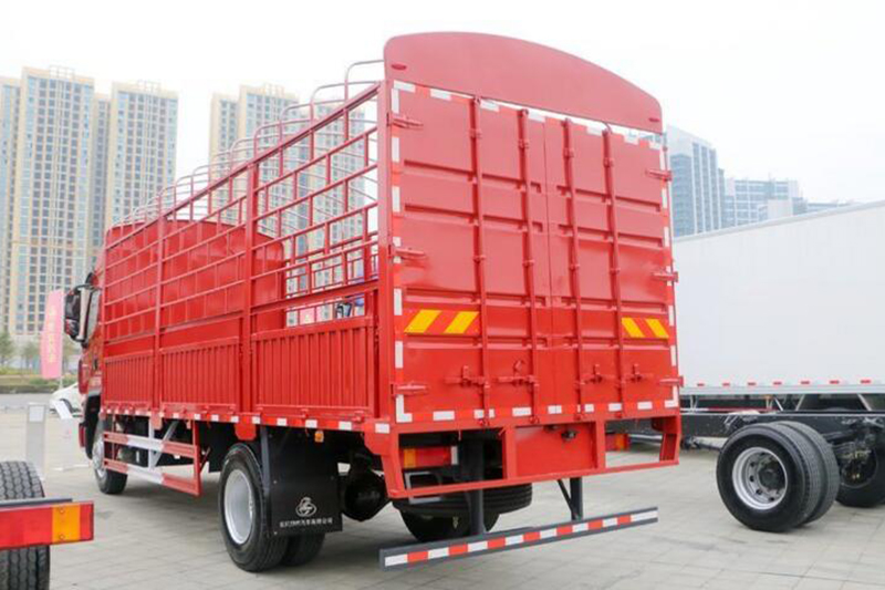 東風(fēng)柳汽 乘龍H5 220馬力 4X2 國五 6.8米倉柵式載貨車(高頂雙臥)(LZ5182CCYM3AB)