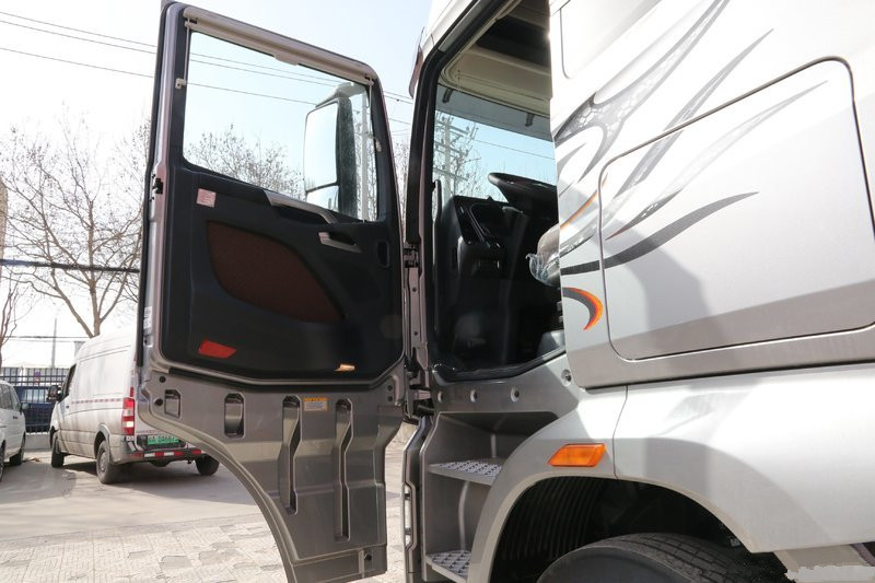 一汽解放 J7重卡 四季款 550馬力 6X4 國(guó)五 牽引車(chē)(12擋)(CA4250P77K25T1E5)