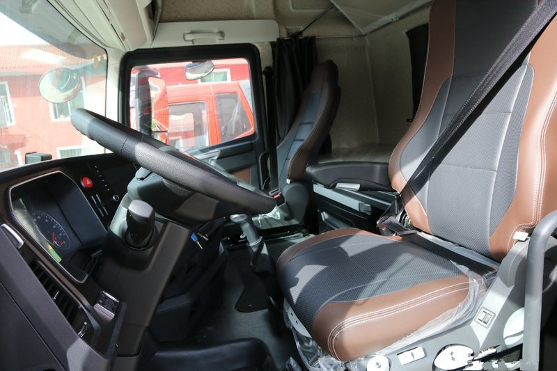 一汽解放 J7重卡 四季款 550馬力 6X4 國(guó)五 牽引車(chē)(12擋)(CA4250P77K25T1E5)