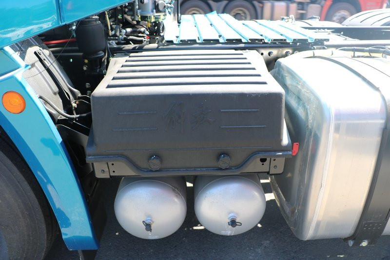 一汽解放 J7重卡 550馬力 6X4 國五 牽引車(海天藍)(CA4250P77K25T1E5)
