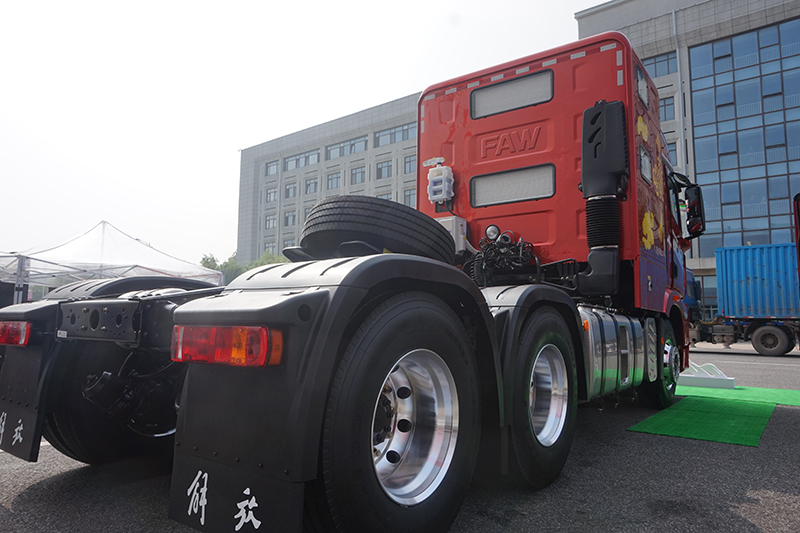 一汽解放青汽 JH6+生活艙 550馬力 6×4 國五 牽引車（CA4250P33K25T1EA5A80）