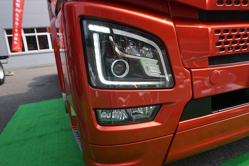 一汽解放青汽 JH6+生活艙 550馬力 6×4 國五 牽引車（CA4250P33K25T1EA5A80）