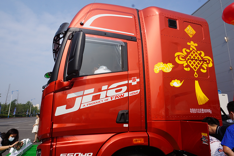 一汽解放青汽 JH6+生活艙 550馬力 6×4 國五 牽引車（CA4250P33K25T1EA5A80）
