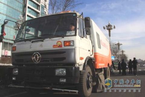 投入使用的城市灑水車和吸塵車