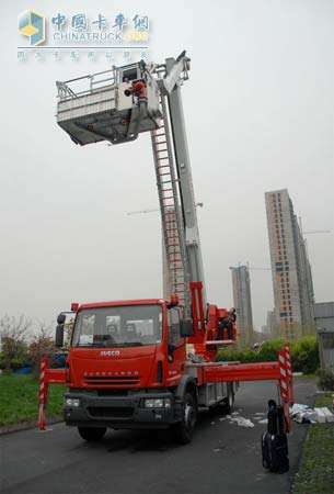 依維柯ALP325型曲臂云梯車