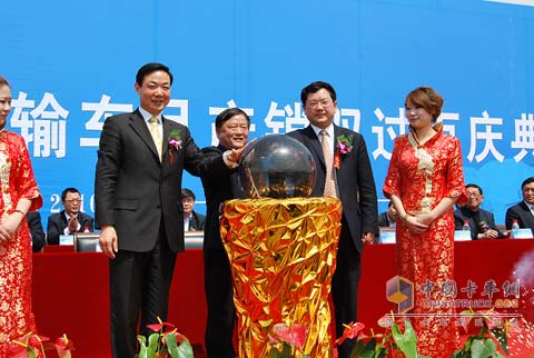 揚州柳工舉行月產銷雙過百慶典