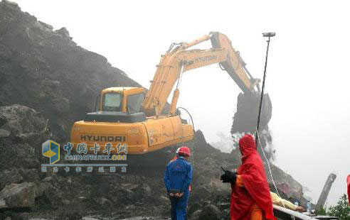 挖掘機(jī)救援汶川大地震