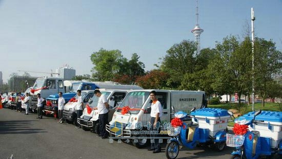 交接的15臺節(jié)能環(huán)衛(wèi)車