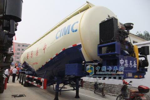 中集東岳ZJV9400GFLDY粉粒物料運輸車