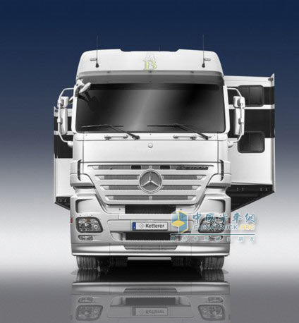 奔馳房車：A-cero設(shè)計(jì)可長(zhǎng)期居住超豪華房車