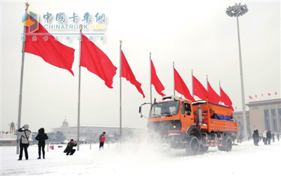 除雪車在天安門廣場(chǎng)除雪