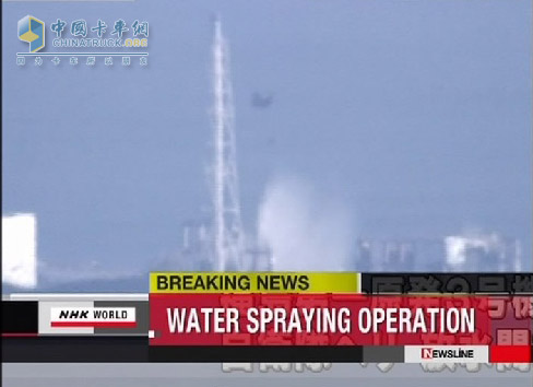 日本：直升機對福島第一核電站灑水降溫這是3月17日日本廣播協(xié)會(NHK)電視節(jié)目播放的直升機向福島第一核電站灑水的截圖。日本自衛(wèi)隊當天派出直升機向冒煙的福島第一核電站反應堆灑水降溫。新華社發(fā)