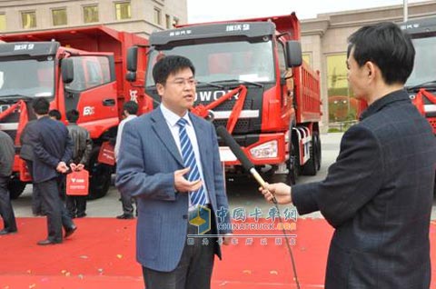 山東諸城汽車廠梁?jiǎn)埜睆S長(zhǎng)接受采訪