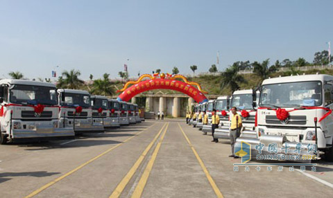 大型環(huán)衛(wèi)車整齊的排列在道路兩旁。