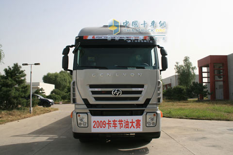 上汽依維柯紅巖杰獅牽引車