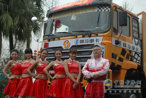 卡車寶貝與成都經(jīng)開區(qū)車隊(duì)隊(duì)長(zhǎng)李陽在陜汽越野重卡前合影
