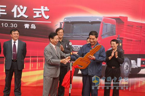 解放青島汽車廠向青島鋼鐵集團交付一批新大威卡車