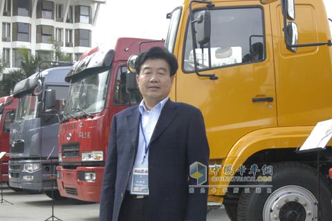 ??谑性丛雌囐Q(mào)易有限公司總經(jīng)理華新農(nóng)