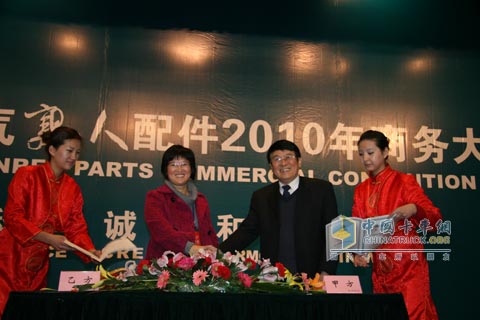 李朋星總經(jīng)理與新建銷售中心代表簽署協(xié)議
