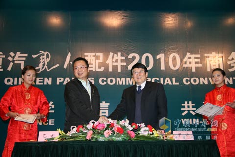 李朋星總經(jīng)理與新建銷售中心代表簽署協(xié)議