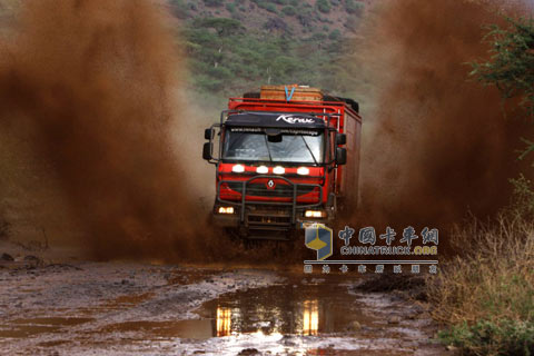 雷諾卡車在泥濘道路上奔馳