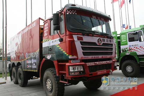 參觀全國卡車大賽的陜汽展車