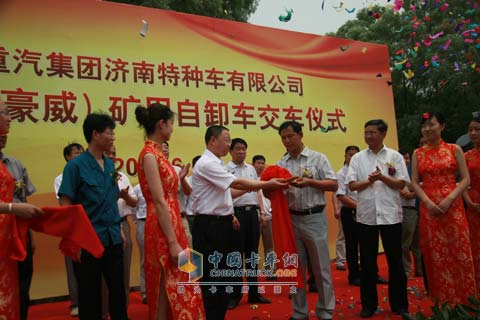 中國重汽特種車公司2010年HOVA礦用自卸車第1000臺下線