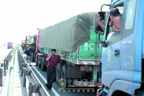 京藏高速大堵車進(jìn)入第四天 1小時(shí)僅前行百米