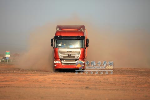 夏日炎炎，黃沙漫天，聯(lián)合卡車從容接受挑戰(zhàn)